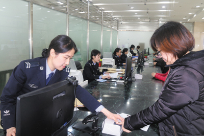 出入境窗口的17朵警花 以微笑與專業(yè)守護國門第一線